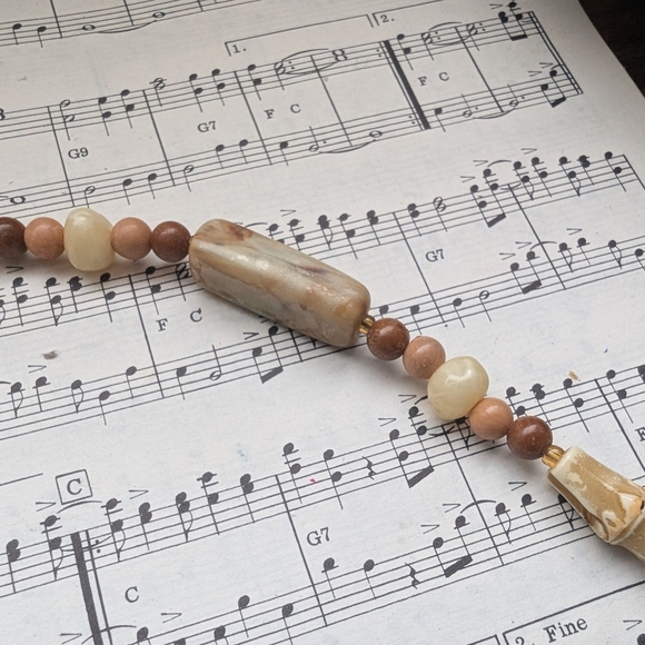 Elegant Beaded Necklace in Cream and Brown - Picture 4 of 7